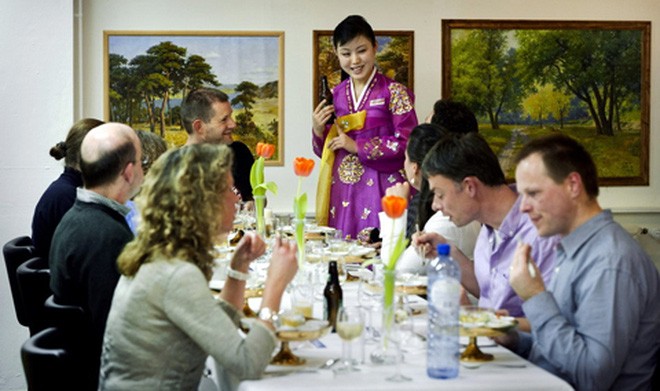Hé lộ cuộc sống của các nữ tiếp viên nhà hàng Triều Tiên ở nước ngoài ảnh 1