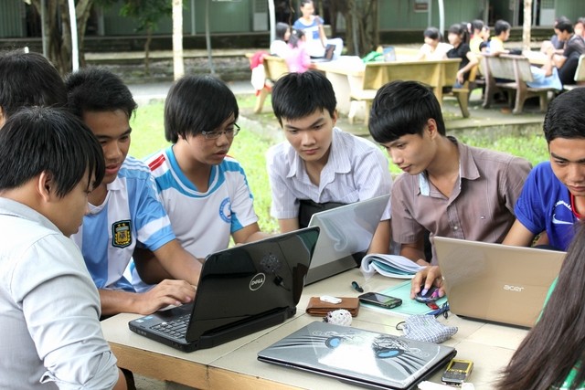 Sinh viên Trường Đại học Đồng Tháp khai thác tiện ích của Facebook để liên lạc, tham gia các nhóm học tập và văn nghệ, thể thao theo sở thích