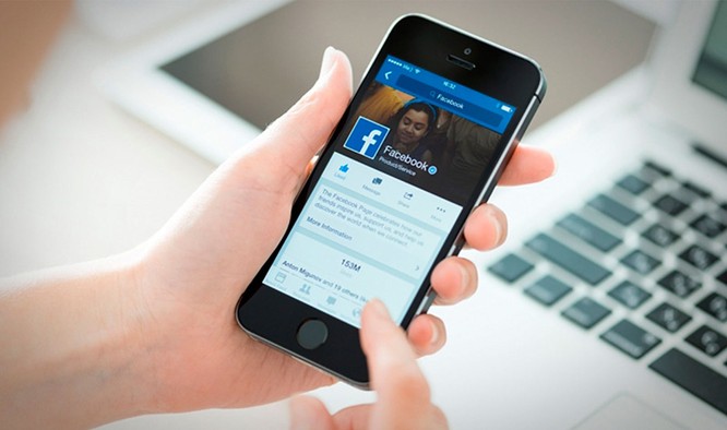 Người dùng lướt Facebook thay vì đọc báo