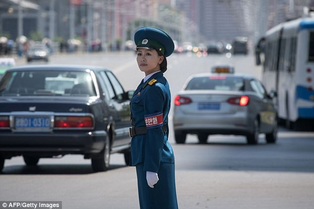 Nữ CSGT Triều Tiên: Xinh đẹp, độc thân và phải về hưu ở tuổi 26 ảnh 1