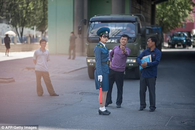 Nữ CSGT Triều Tiên: Xinh đẹp, độc thân và phải về hưu ở tuổi 26 ảnh 14