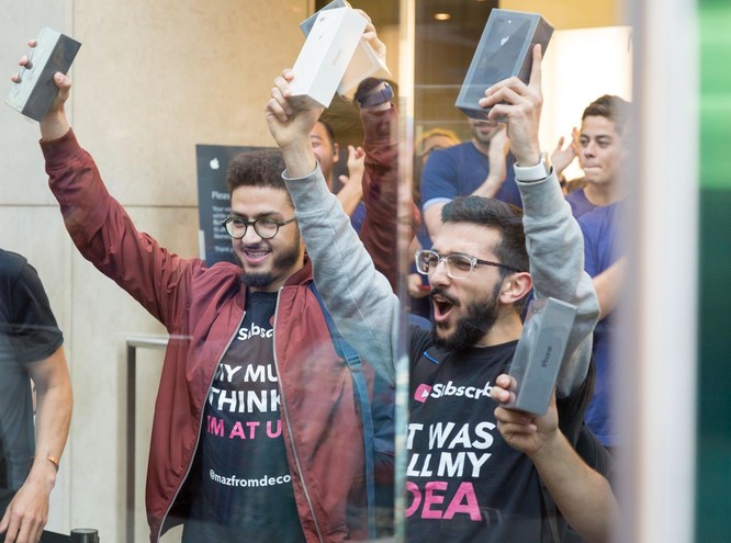 iPhone 8/ iPhone 8 Plus chính thức bán ra: nụ cười trên gương mặt người mua ảnh 3