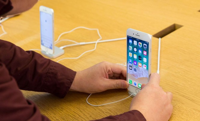 iPhone 8/ iPhone 8 Plus chính thức bán ra: nụ cười trên gương mặt người mua ảnh 8