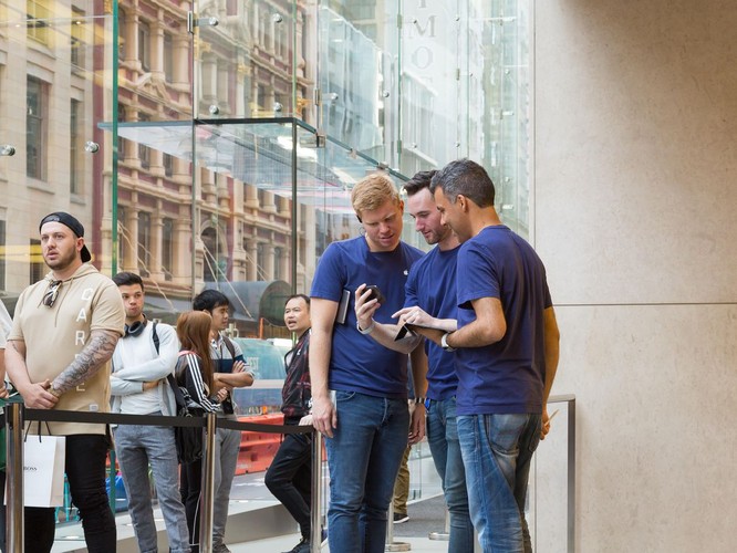 iPhone 8/ iPhone 8 Plus chính thức bán ra: nụ cười trên gương mặt người mua ảnh 5