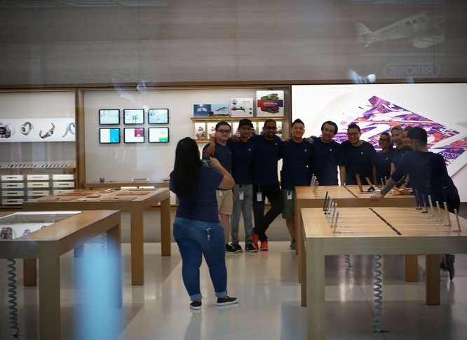 iPhone 8/ iPhone 8 Plus chính thức bán ra: nụ cười trên gương mặt người mua ảnh 9