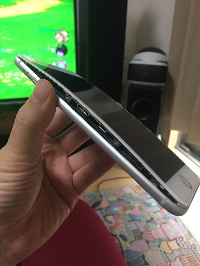 Đang sạc pin, iPhone 8 Plus bỗng nhiên nứt đôi ảnh 1