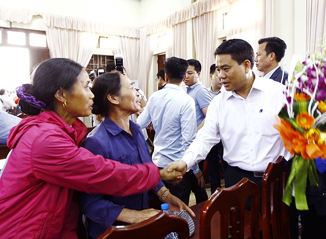 Chủ tịch UBND TP Hà Nội Nguyễn Đức Chung với người dân xã Đồng Tâm. Ảnh: Doãn Tấn - TTXVN