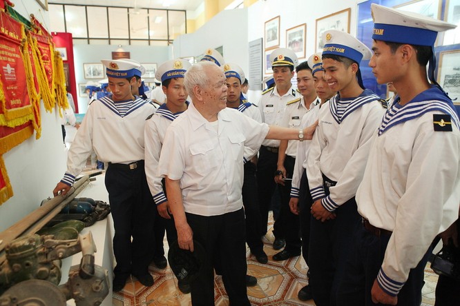 Thiếu tướng Mai Năng nói chuyện với cán bộ, chiến sĩ Trung đoàn Đặc công Hải quân 126. Ảnh: Lâm Khánh - TTXVN