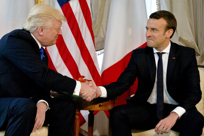 Tổng thống Mỹ Donald Trump và những cú bắt tay "khác người" ảnh 6
