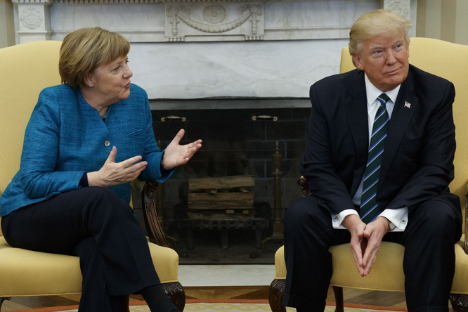 Tổng thống Mỹ Donald Trump và những cú bắt tay "khác người" ảnh 12