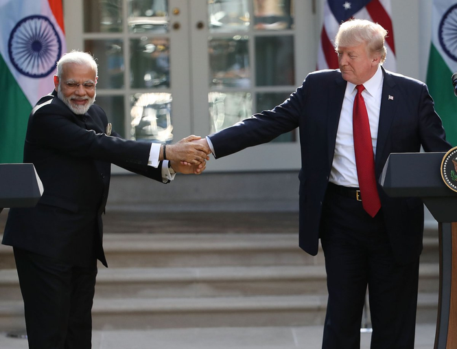 Tổng thống Mỹ Donald Trump và những cú bắt tay "khác người" ảnh 10