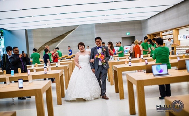 Cặp đôi Singapore chụp ảnh cưới tại Apple Store ảnh 1