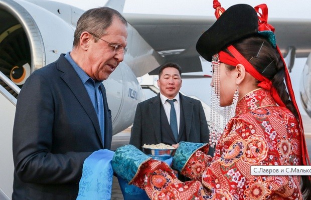 Ngoại trưởng Nga Lavrov bị chê tơi tả vì mặc quần Jean đến Mông Cổ ảnh 1