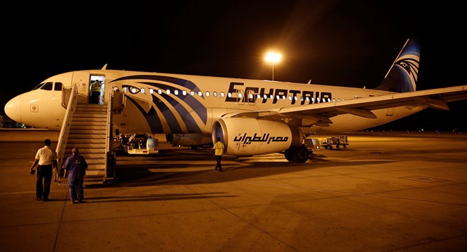 Phát hiện đáng sợ: Nữ tiếp viên EgyptAir đăng ảnh máy bay chìm lên Internet ảnh 1