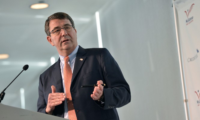 Ông Ashton B. Carter.