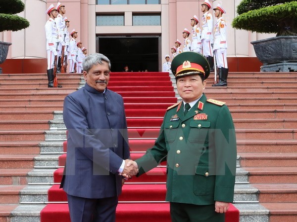 Bộ trưởng Quốc phòng Ngô Xuân Lịch và Bộ trưởng Quốc phòng Manohar Parrika trước cuộc hội đàm. (Ảnh: Trọng Đức/TTXVN).