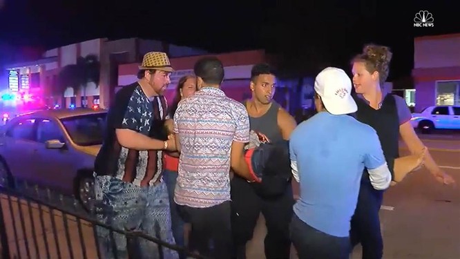 Một nạn nhân của vụ bắn giết được chuyển đi cấp cứu.