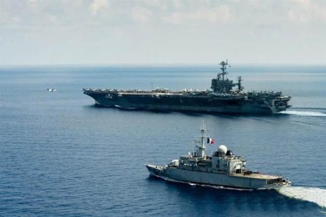 Biên đội tàu sân bay Mỹ và tàu hộ vệ FS Guepratte Hải quân Pháp tiến hành tuần tra chung trên Biển Đông. Nguồn ảnh: Thời báo Hoàn Cầu, Trung Quốc.