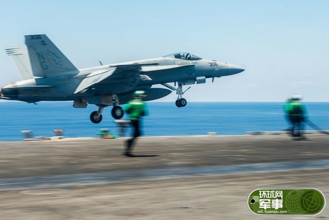 Tàu sân bay USS John C. Stennis tiến hành huấn luyện cất hạ cánh máy bay trên Biển Đông ngày 19/5/2016.