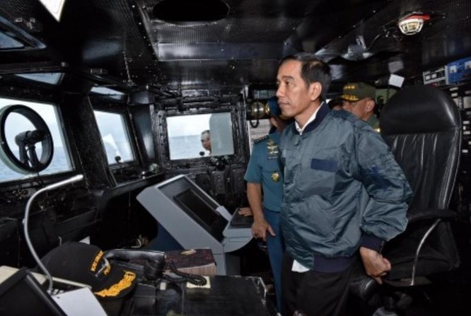 Tổng thống Indonesia Joko Widodo đến thị sát quần đảo Natuna trên Biển Đông. Ảnh: Washington Post.