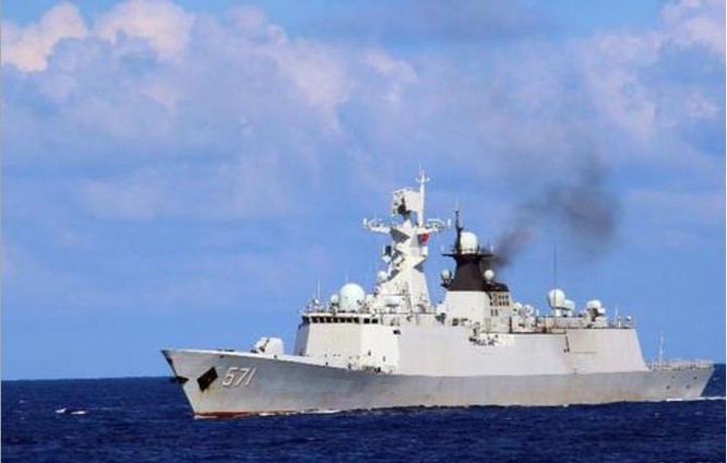 Tàu hộ vệ tên lửa Vận Thành Type 054A tham gia tập trận. Ảnh: Sina.