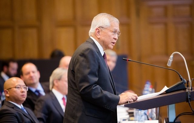 Cựu Ngoại trưởng Philippines Albert del Rosario tại một phiên làm việc của Tòa trọng tài - Ảnh: PCA