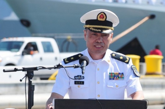 Thẩm Kim Long, Chuẩn Đô đốc, Tư lệnh Hạm đội Nam Hải (tháng 12/2014), Hải quân Trung Quốc. Ông ta sinh tháng 10/1956, quê Thượng Hải; từng làm tư lệnh căn cứ bảo đảm Lữ Thuận vài chi đội trưởng chi đội 10 tàu khu trục của Hạm đội Bắc Hải. Từng làm Giám đốc Học viện Tàu chiến Đại Liên, Giám đốc Học viện Chỉ huy Hải quân; Phó Tư lệnh Hạm đội Nam Hải. Ảnh: Sina Trung Quốc.