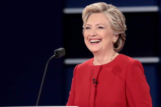 Đối thủ của ông Donald Trump - bà Hillary Clinton.