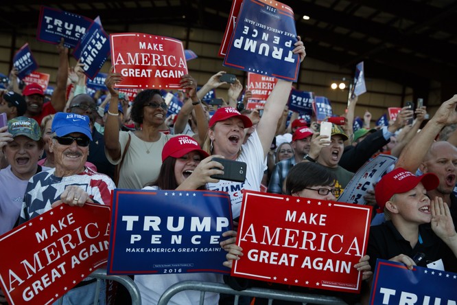 Những người ủng hộ Donald Trump vui mừng trước chiến thắng.