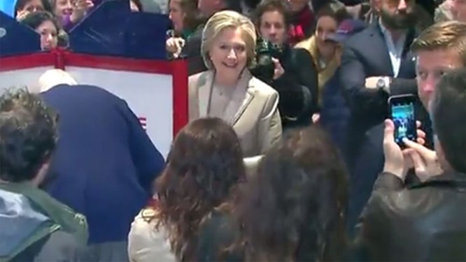 Hillary Clinton muốn kiểm tra lại phiếu bầu, ác mộng có đến với ông Donald Trump? ảnh 2