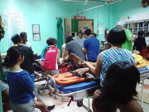 Một số nạn nhân bị thương được đưa đi cấp cứu.
