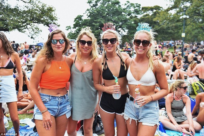 Toàn cảnh thế giới đón năm mới 2017 với không khí tươi vui và pháo hoa rực rỡ ảnh 2