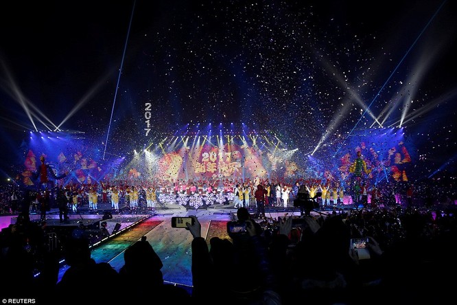 Toàn cảnh thế giới đón năm mới 2017 với không khí tươi vui và pháo hoa rực rỡ ảnh 32