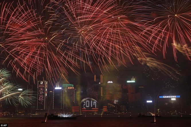Toàn cảnh thế giới đón năm mới 2017 với không khí tươi vui và pháo hoa rực rỡ ảnh 33