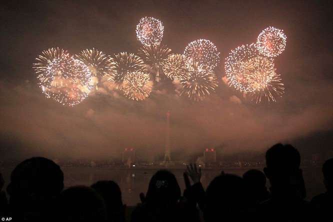 Toàn cảnh thế giới đón năm mới 2017 với không khí tươi vui và pháo hoa rực rỡ ảnh 14