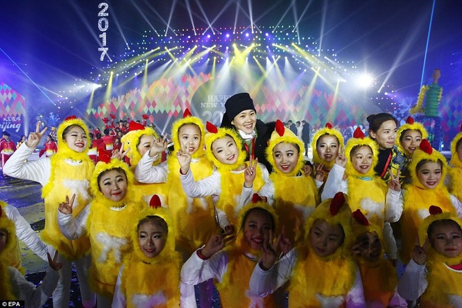 Toàn cảnh thế giới đón năm mới 2017 với không khí tươi vui và pháo hoa rực rỡ ảnh 17