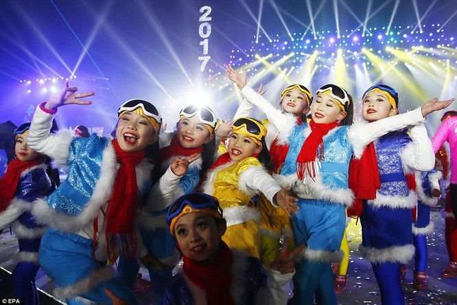 Toàn cảnh thế giới đón năm mới 2017 với không khí tươi vui và pháo hoa rực rỡ ảnh 18