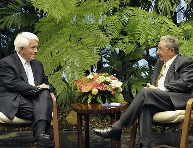 Chủ tịch Cuba Raul Castro (phải) và ông Thomas j. Donohue. Ảnh: Escambray