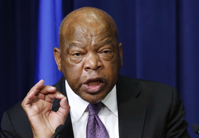Ông John Lewis.