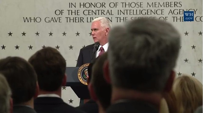 Ông Mike Pence ở trụ sở CIA.