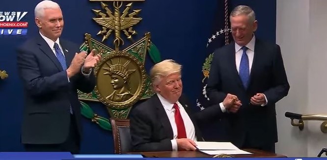 VIDEO: Ông Trump đến Lầu Năm Góc, gặp Bộ trưởng Quốc phòng James Mattis ảnh 1