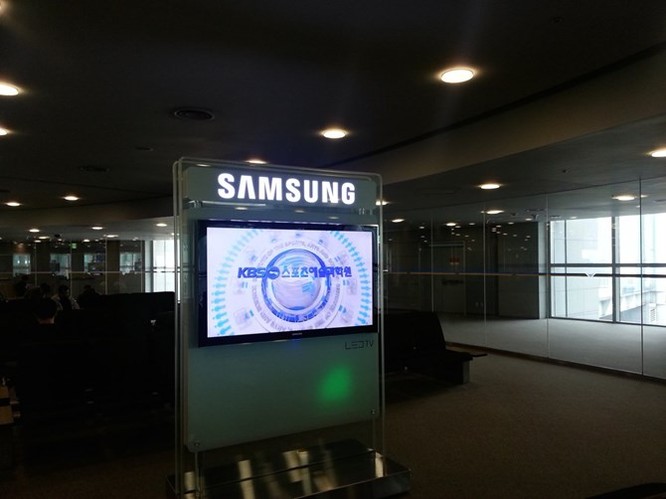 Sau chuyến bay từ San Francisco tới Seoul kéo dài 13 giờ, điều đầu tiên chào đón tôi ở sân bay là chiếc TV Samsung.