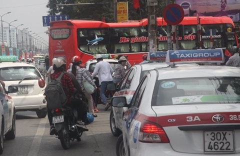 Hết nghỉ lễ lại nườm nượp 'gồng gánh' về Hà Nội ảnh 12