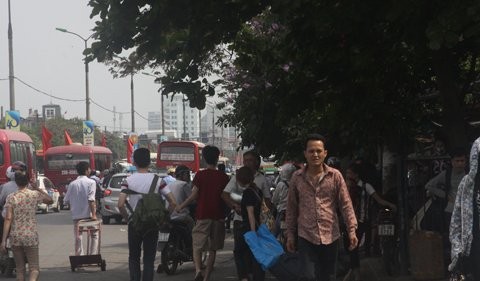 Hết nghỉ lễ lại nườm nượp 'gồng gánh' về Hà Nội ảnh 2