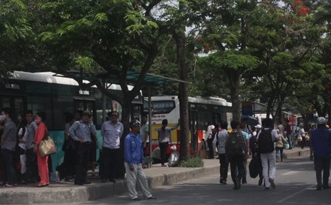Hết nghỉ lễ lại nườm nượp 'gồng gánh' về Hà Nội ảnh 5