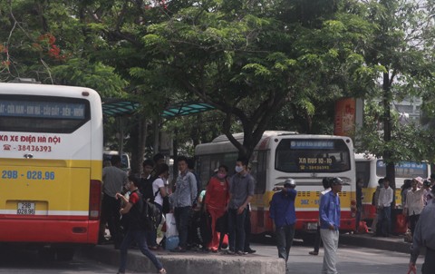 Hết nghỉ lễ lại nườm nượp 'gồng gánh' về Hà Nội ảnh 9