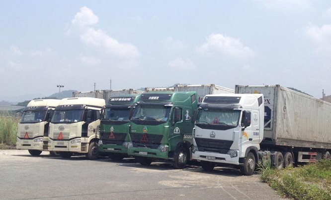 Xe container đỗ chật kin khu vực Cửa khẩu quốc tế Kim Thành.