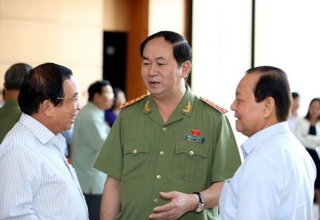 Bộ trưởng Trần Đại Quang (giữa) và Bí thư Thành ủy TPHCM Lê Thanh Hải (phải) trao đổi với đại biểu bên lề kỳ họp Quốc hội.
