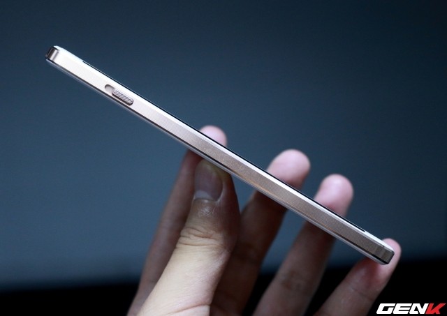 Cận cảnh OnePlus X vàng hồng đẹp như tranh vẽ đầu tiên trên thế giới ảnh 3