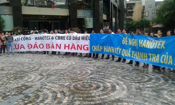 Cư dân Sky City căng băng rôn đòi công ty Hanotex tiền quỹ bảo trì ảnh 2